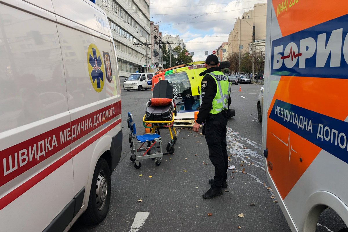 От удара авто скорой помощи перевернулся, а по дороге разлилось масло От удара авто скорой помощи перевернулся, а по дороге разлилось масло