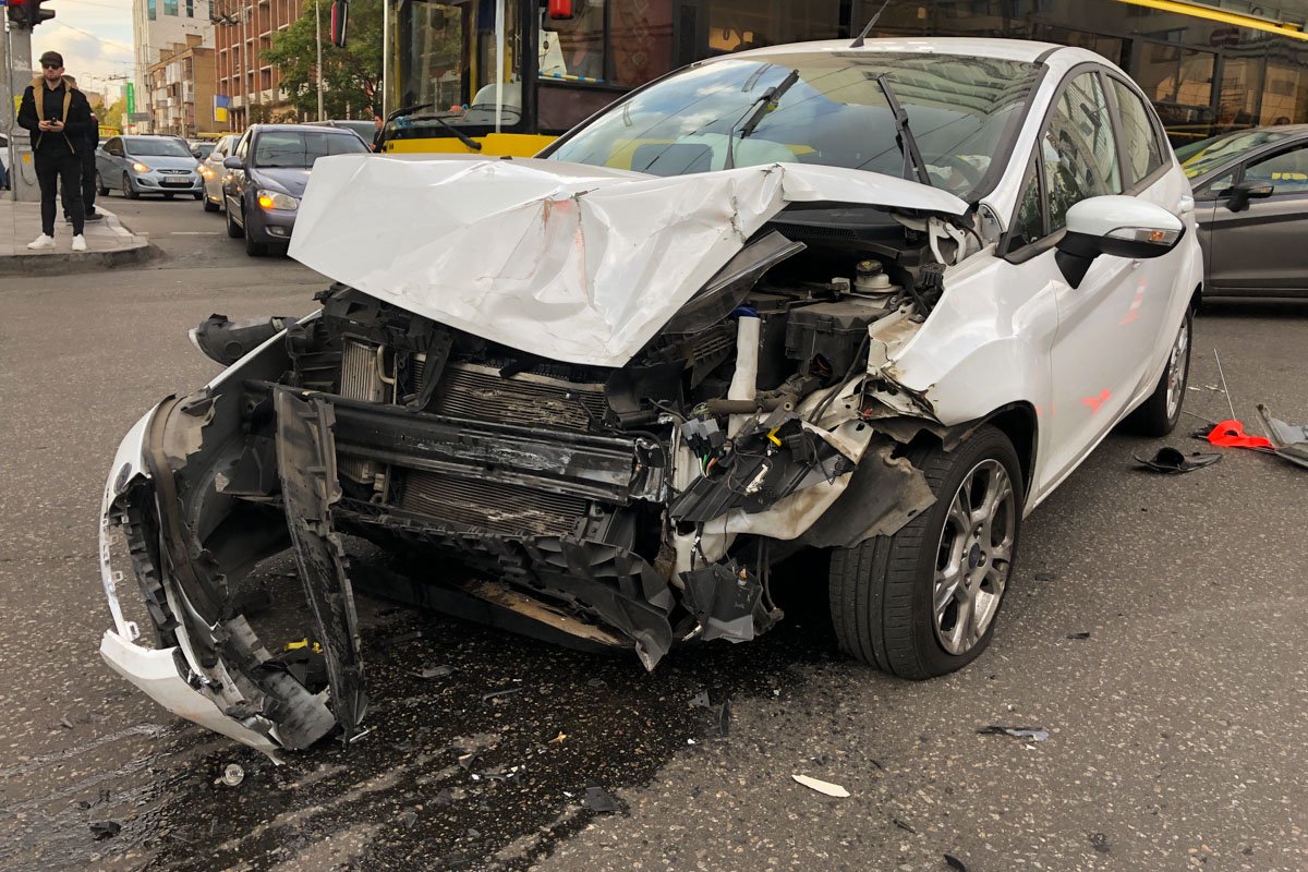 У водителя спецавто - незначительные ссадины, водитель легковушки отделался испугом У водителя спецавто - незначительные ссадины, водитель легковушки отделался испугом