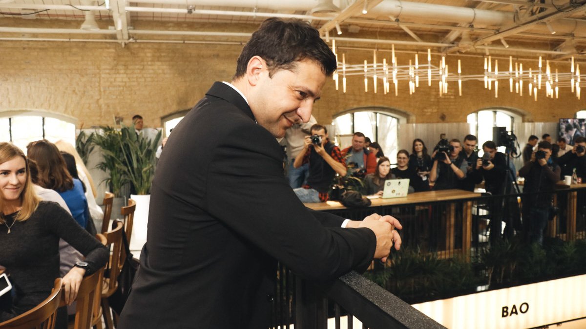 Зеленский принял журналистов на втором этаже фуд-корта