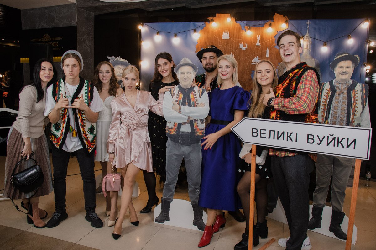 Мероприятие посетили как актеры, которые сыграли главные роли в многосерийном фильме, так и известные исполнители, артисты и ведущие