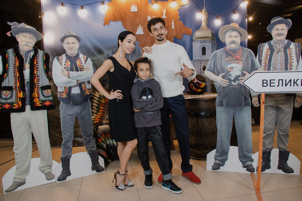 С Екатериной Кухар на премьеру пришли муж и сын