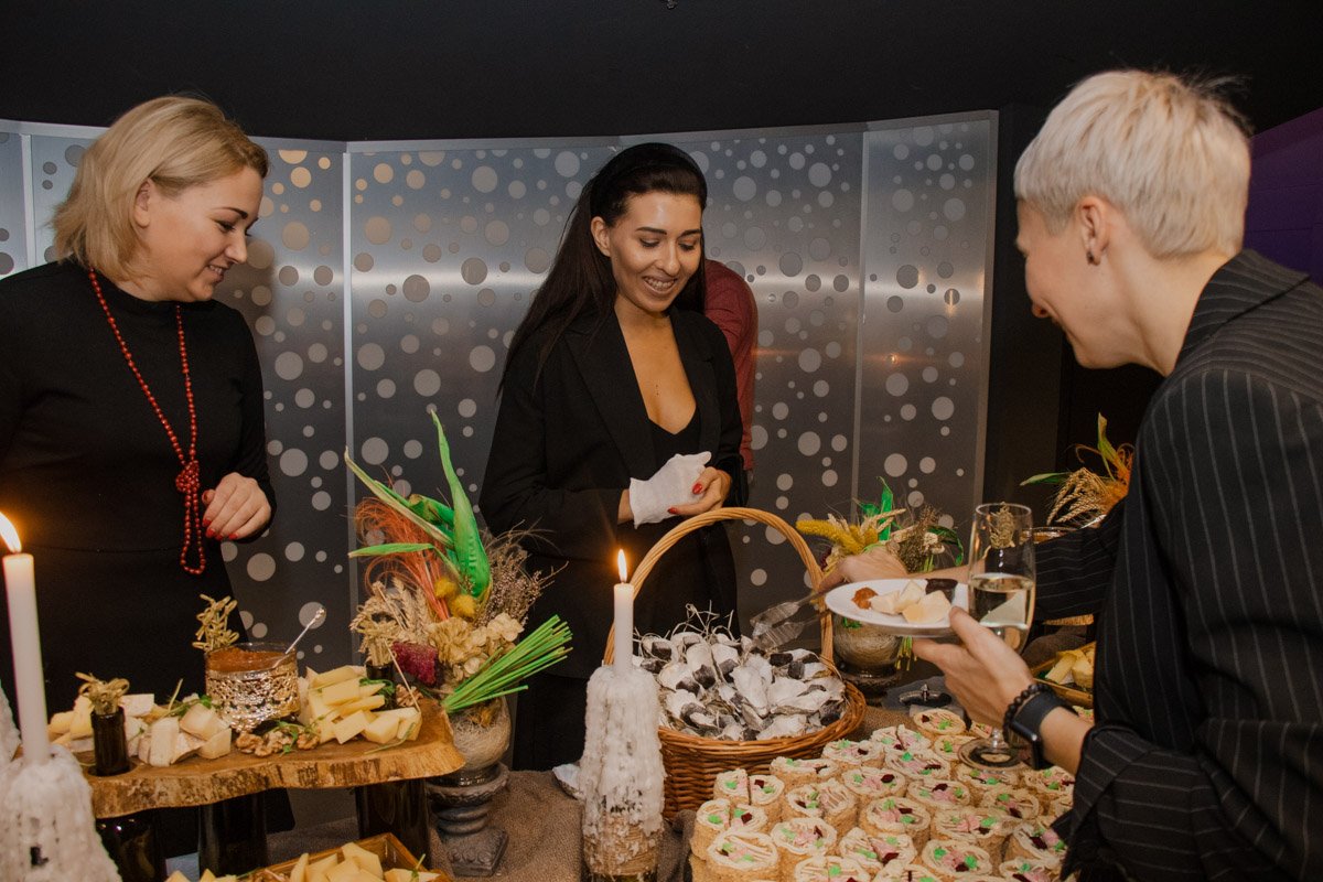Конечно, не обошлось и без шикарного банкета с деликатесами типа сала в шоколаде