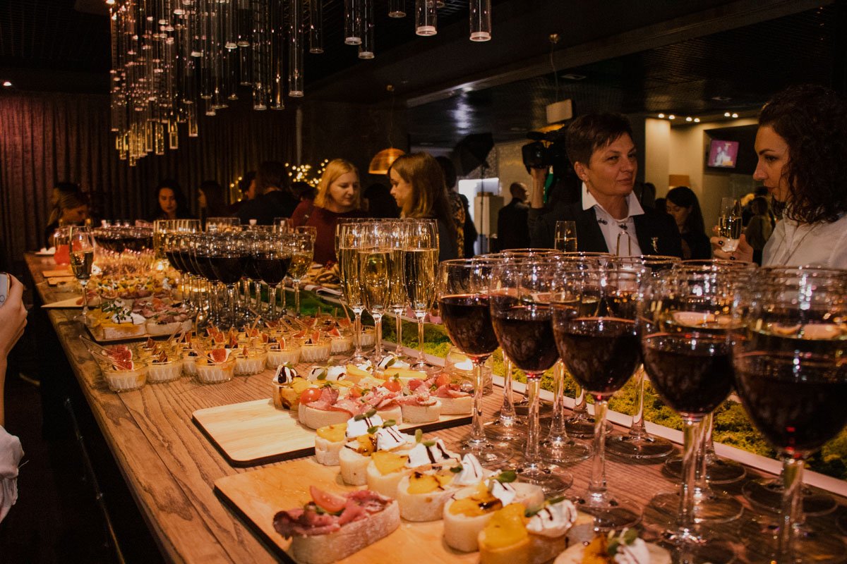 Повсюду были слышны звоны бокалов