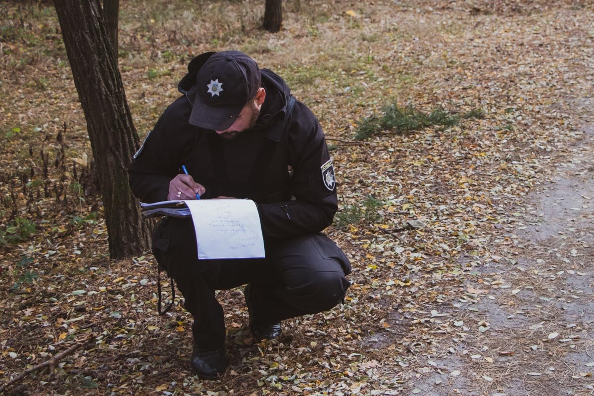 На вид девушке было около 30 лет На вид девушке было около 30 лет