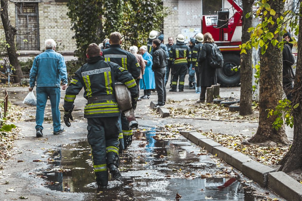 На месте работали три единицы техники и около 15 пожарных На месте работали три единицы техники и около 15 пожарных