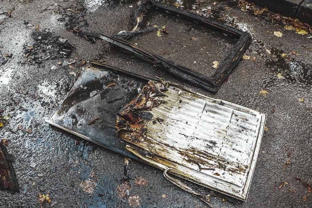 Огонь распространился с пристройки Огонь распространился с пристройки