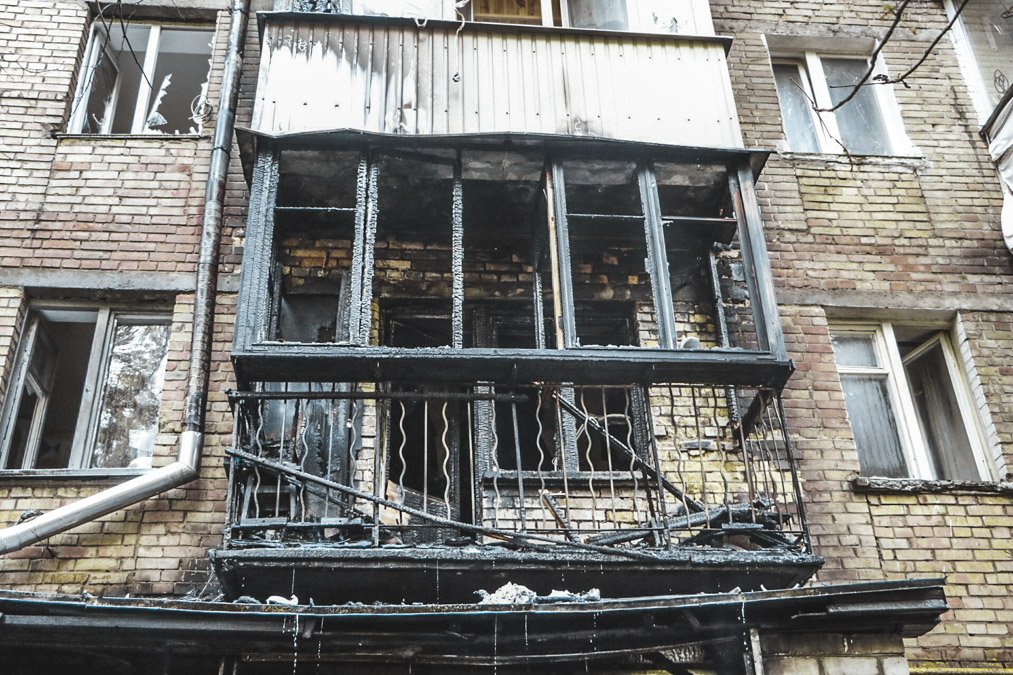 Спасатели вывели из подъезда двоих людей Спасатели вывели из подъезда двоих людей