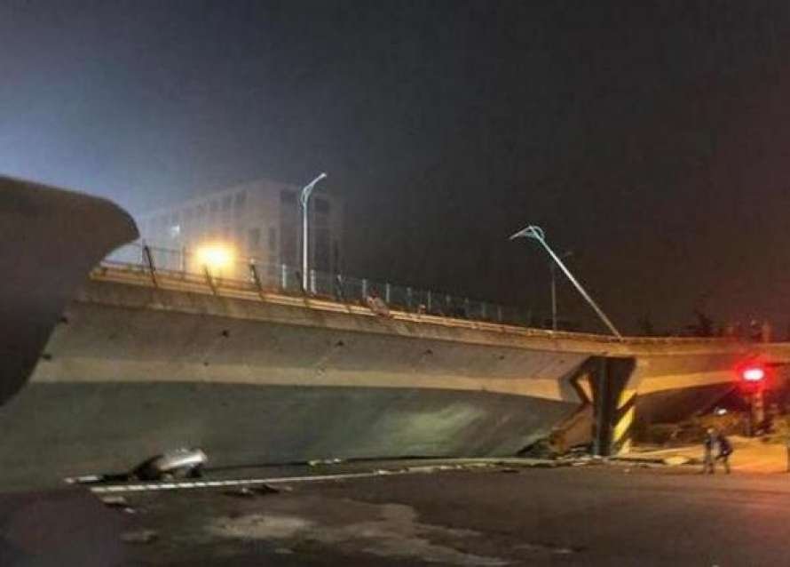 В результате обрушения моста погибли три человека