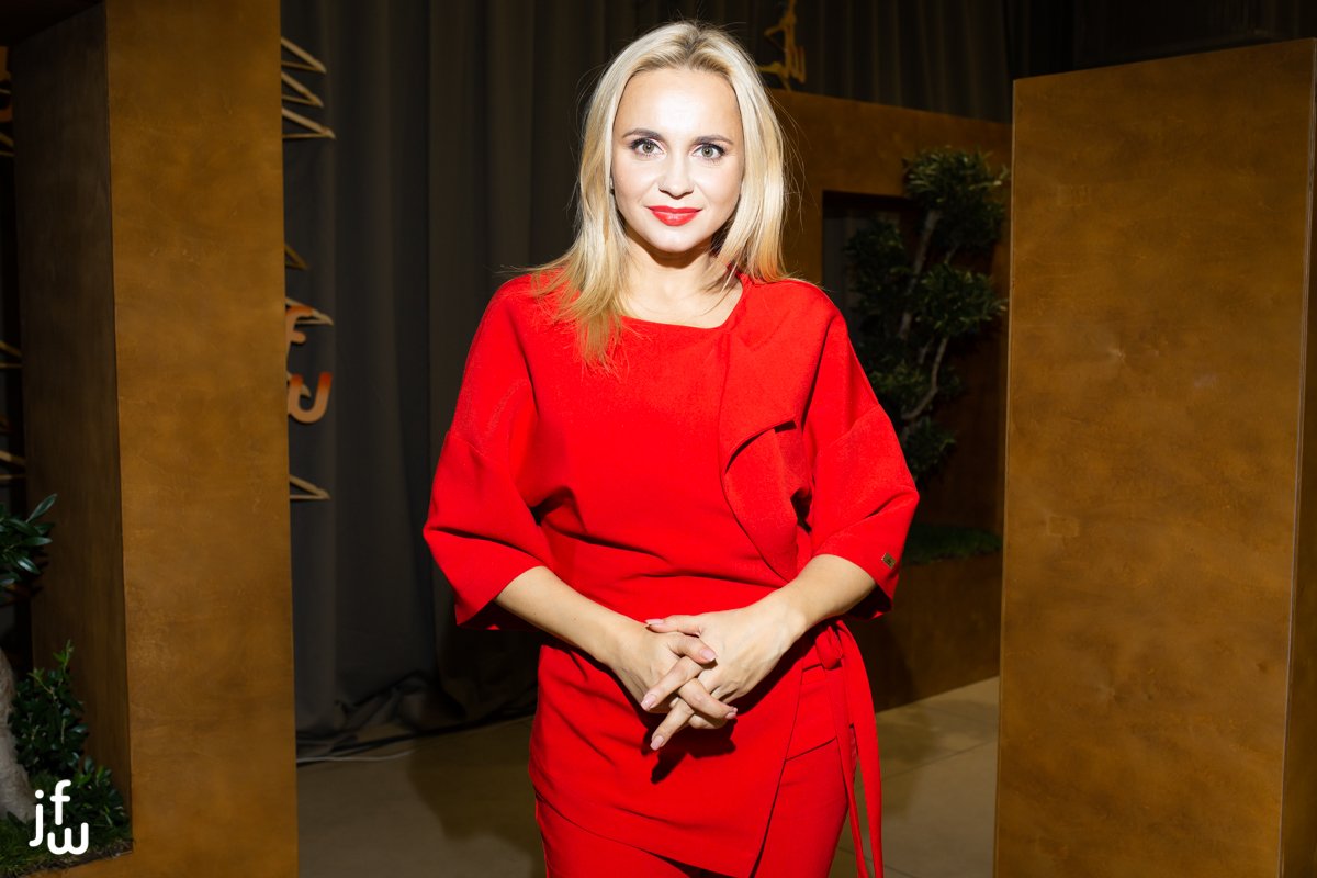 Среди них - Лилия Ребрик Среди них - Лилия Ребрик