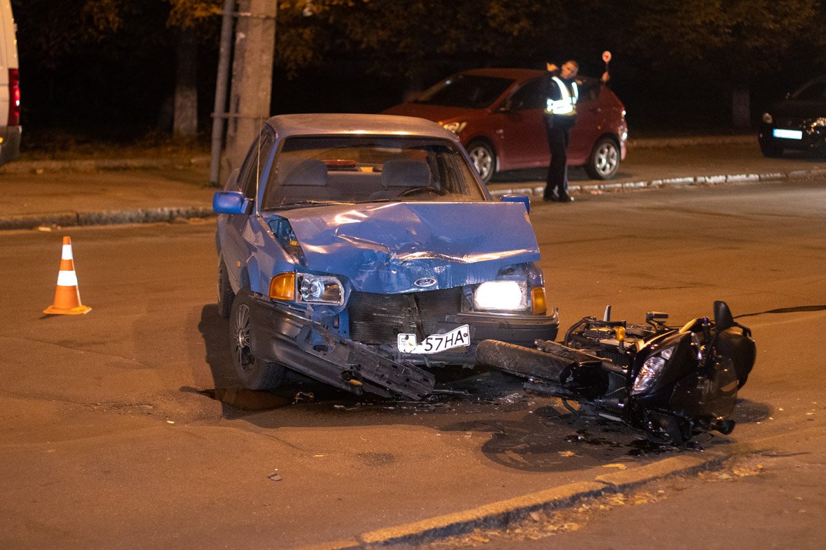 В Киеве на улице Дорогожицкая, 15 произошло ДТП с участием седана Ford и мотоцикла
