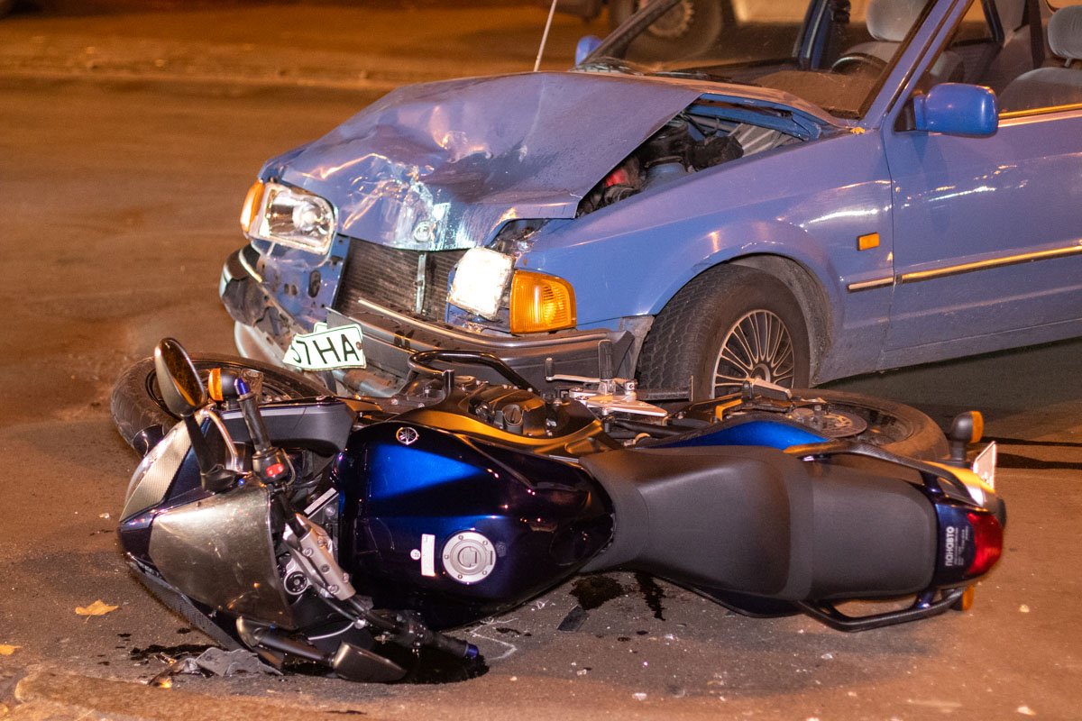 Пилота мотоцикла увезли в больницу с травмами ноги и руки