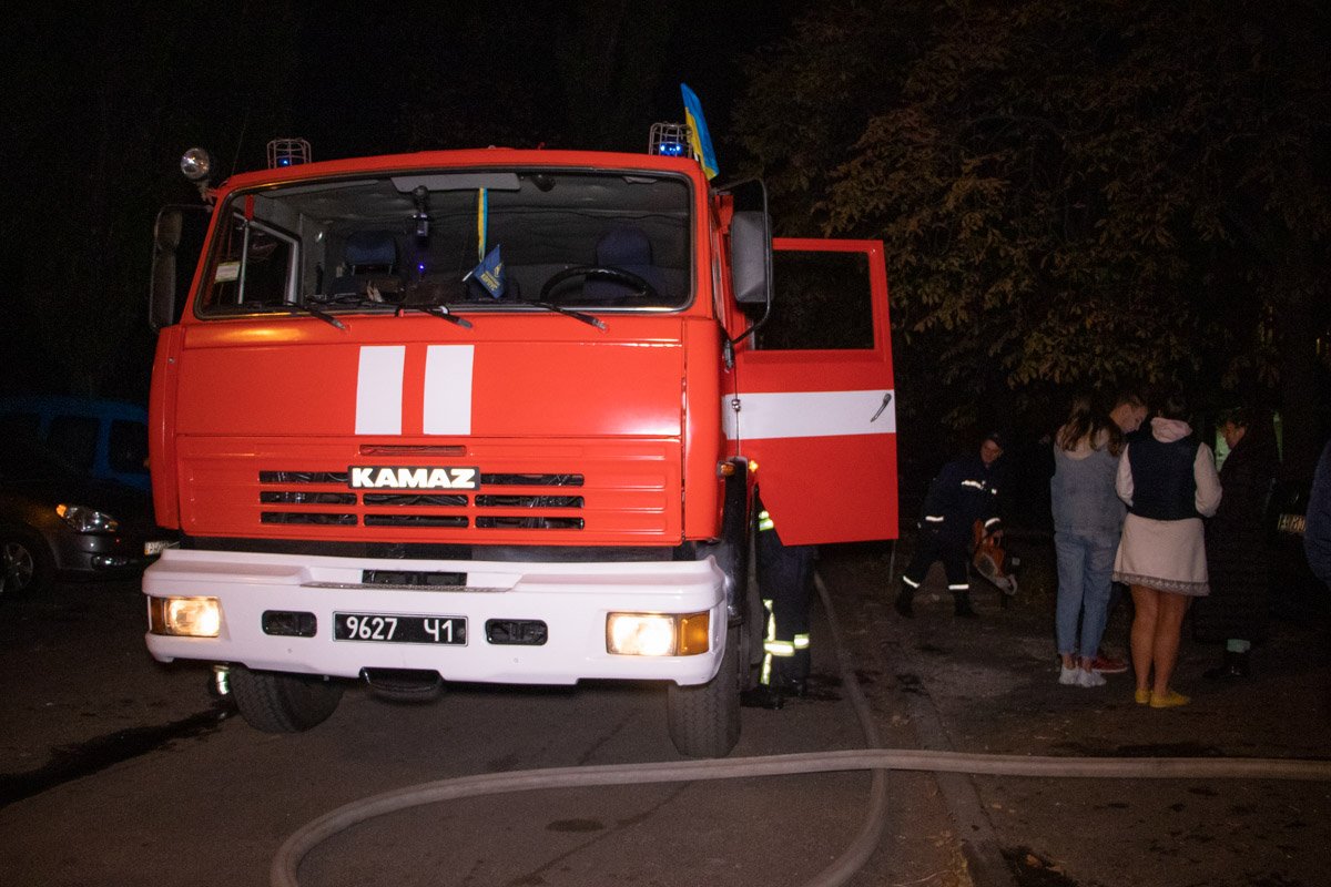 Для тушения пожара на место прибыли спасатели