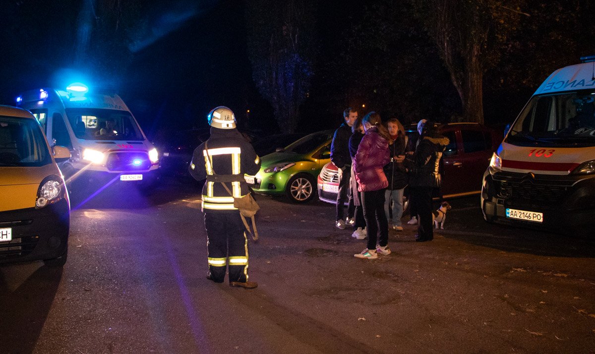 На месте кроме пожарных и медиков также работают патрульные и сотрудники следственно-оперативной группы