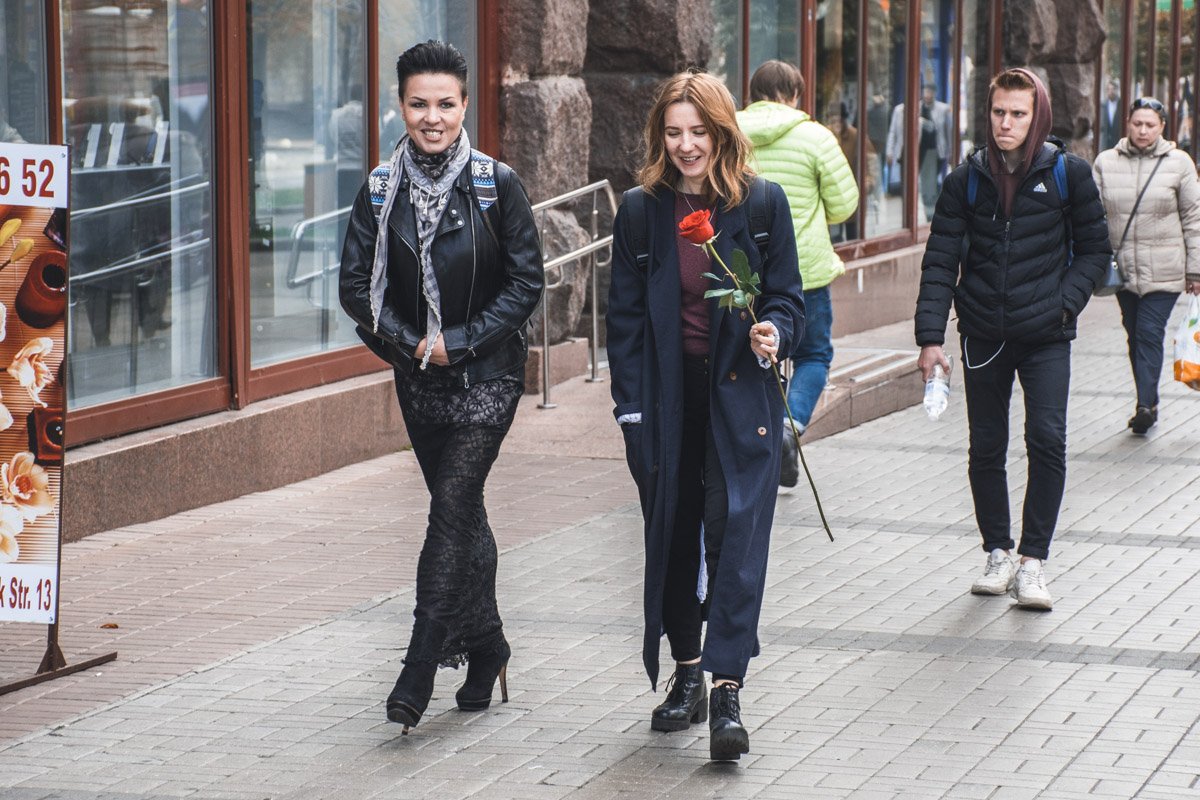 Жители Киева спешат на встречи, в тренажерные залы, а кто-то не сдержался, проснулся на рассвете и бежит к любимым друзьям