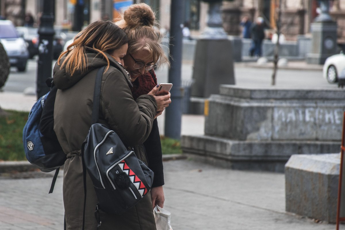 Эти девочки однозначно любуются красивыми снимками на нашем сайте
