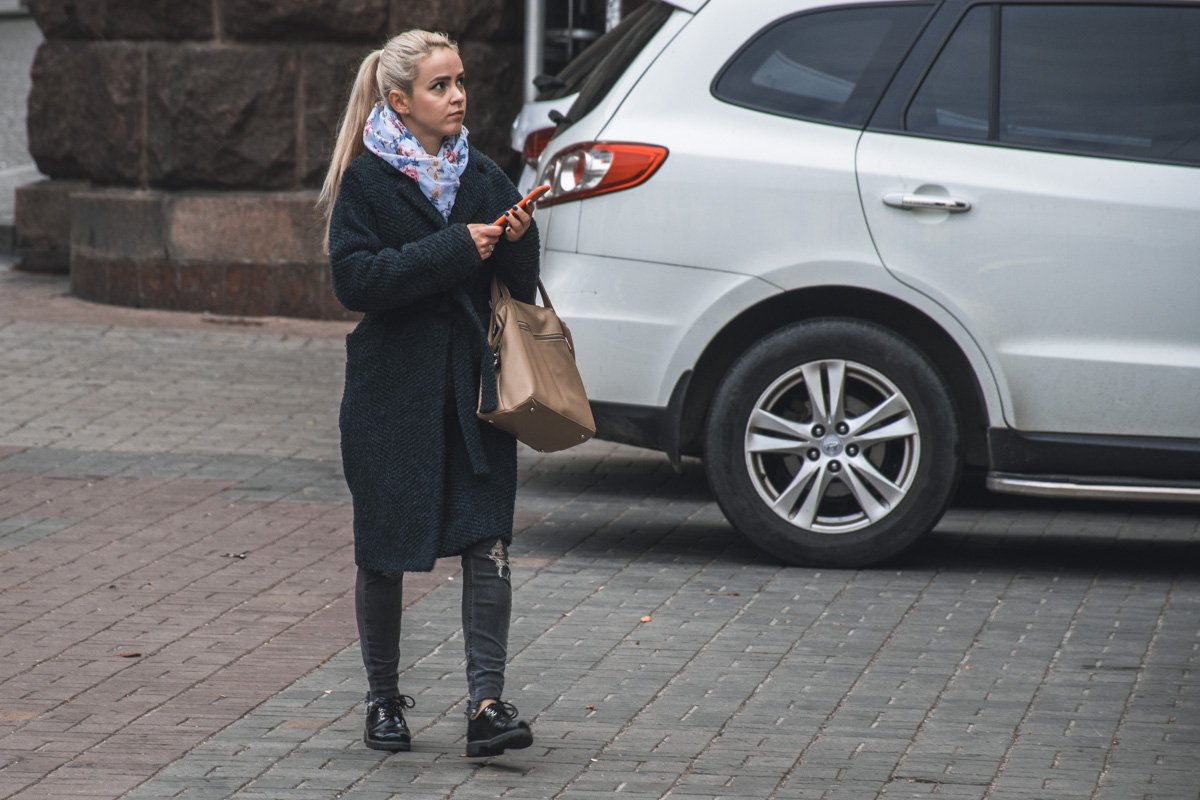 А эта девушка выглядывает солнышко