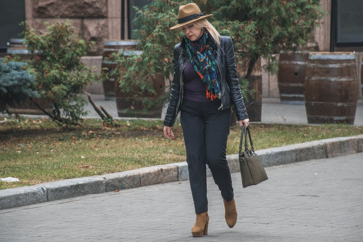 Как ни берет, так шикарная шляпа, как тут не полюбоваться 