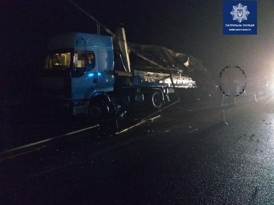В ночь на субботу, 12 октября, на трассе Киев-Харьков-Довжанский произошла авария с участием двух грузовых автомобилей