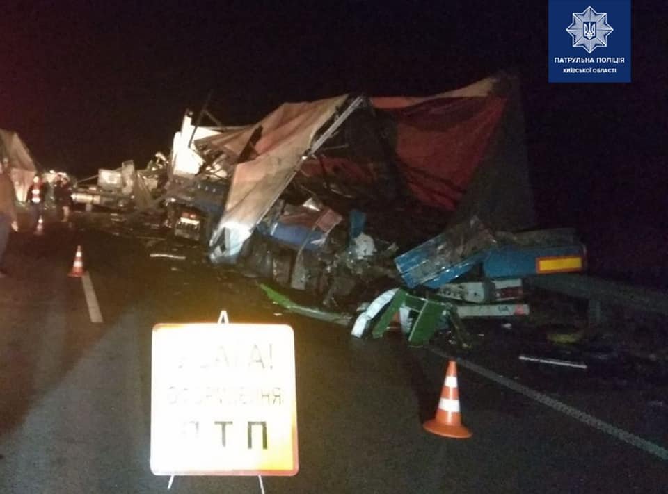 Столкнулись фуры Renault и DAF, пассажир которого пострадал