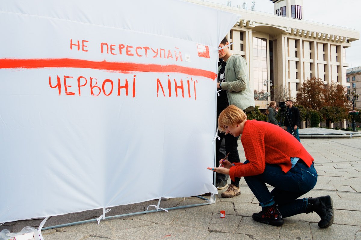 Участники акции нарисовали на палатке красные линии, как символ недопустимости действий Владимира Зеленского Участники акции нарисовали на палатке красные линии, как символ недопустимости действий Владимира Зеленского