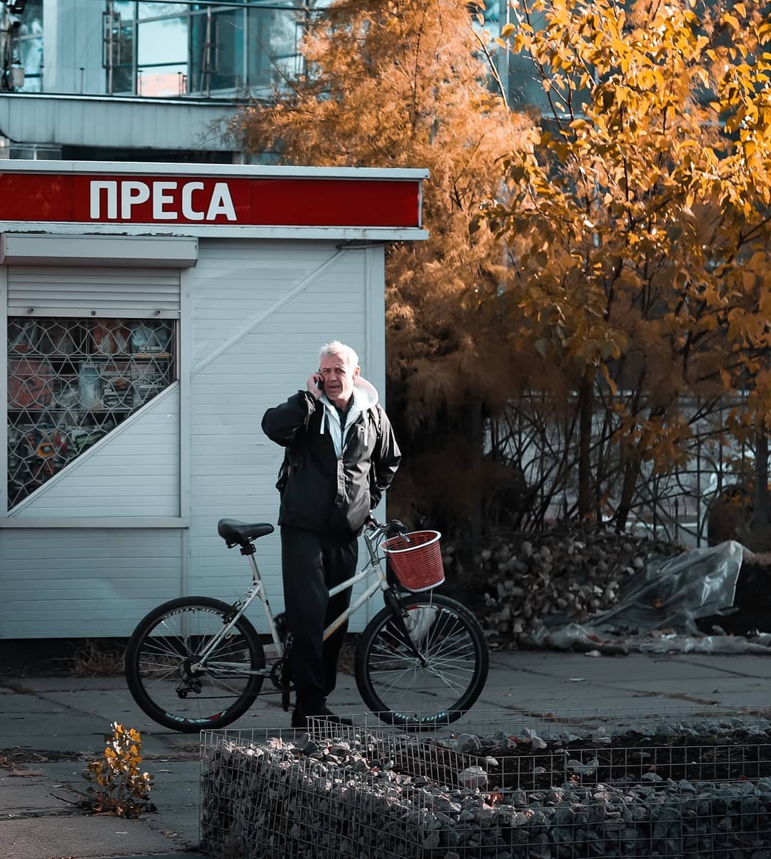 Осень - время, когда передвигаться на велике не только практично, но и не жарко. Фото: @vlad.pyatigor