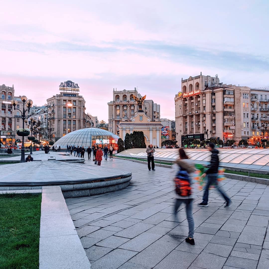 А люди все куда-то бежат. Фото: @vlad.pyatigor