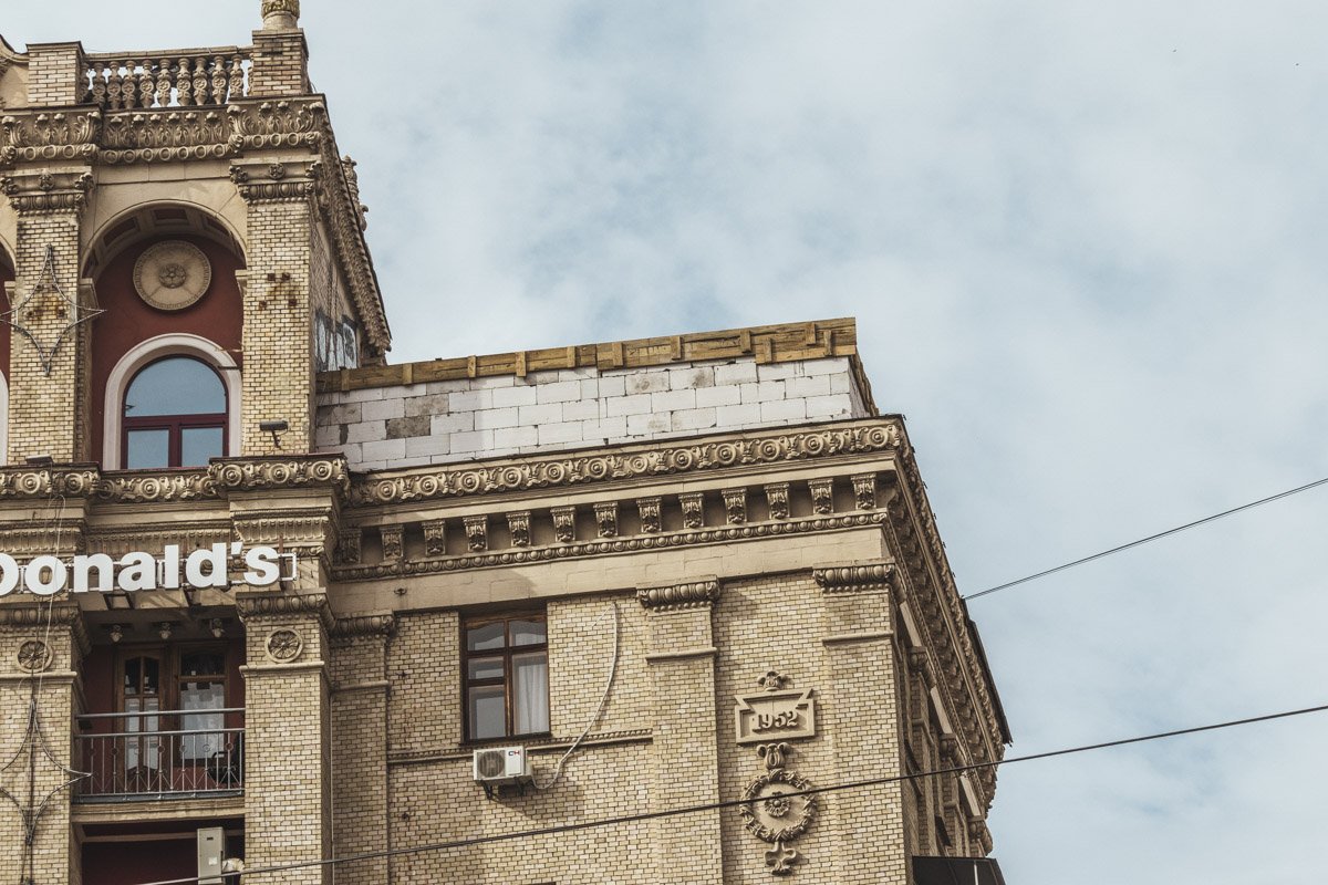 На Майдане Независимости на крыше одного из жилых домов стала появляться кирпичная надстройка На Майдане Независимости на крыше одного из жилых домов стала появляться кирпичная надстройка