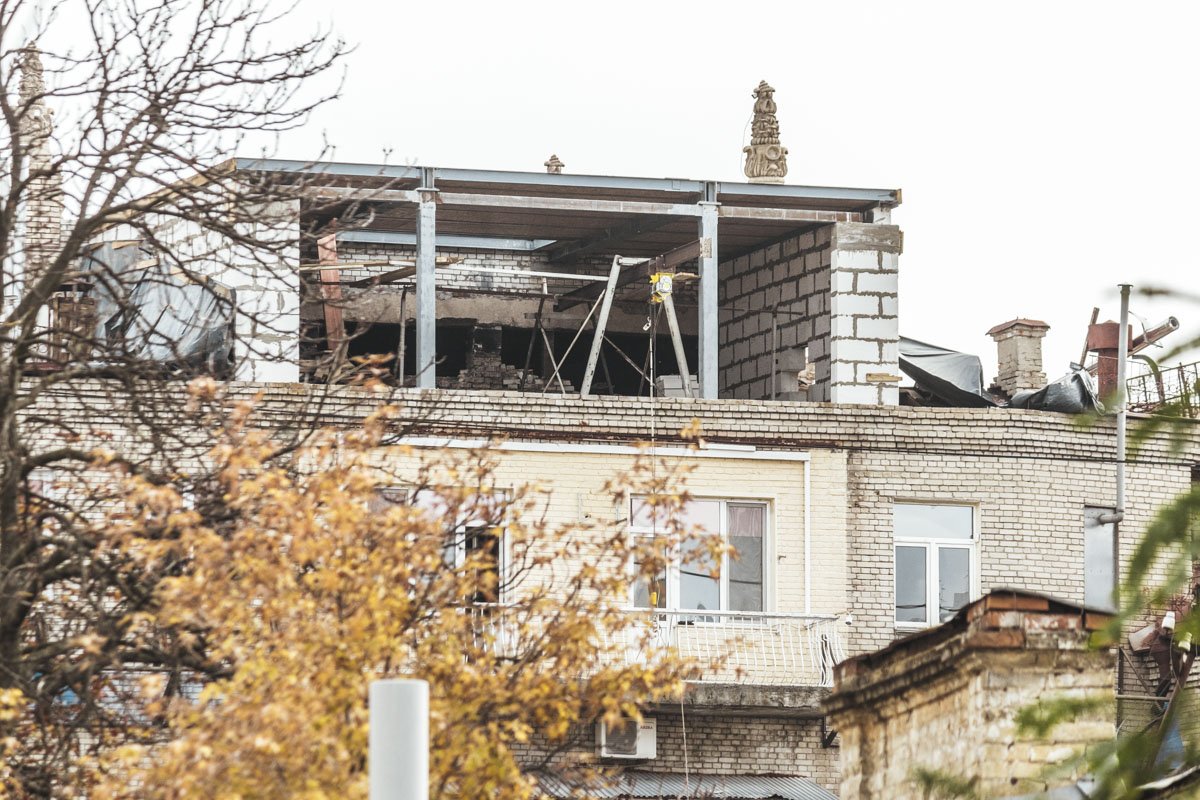 Здание 1952 года выполнено в одном стиле с соседними, а нововозведенное строение на его верхушке очень бросается в глаза Здание 1952 года выполнено в одном стиле с соседними, а нововозведенное строение на его верхушке очень бросается в глаза