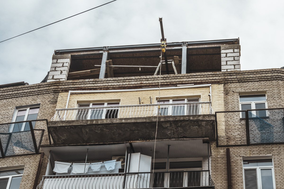 Кроме того, граждане уверены, что подобные строительные работы могут привести к разрушению фасада здания Кроме того, граждане уверены, что подобные строительные работы могут привести к разрушению фасада здания