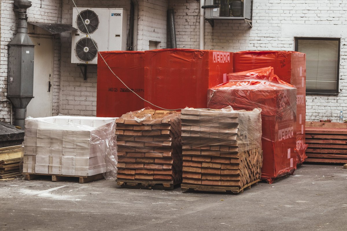 У входа в подъезд лежит большое количество стройматериалов, доски и кирпичи У входа в подъезд лежит большое количество стройматериалов, доски и кирпичи