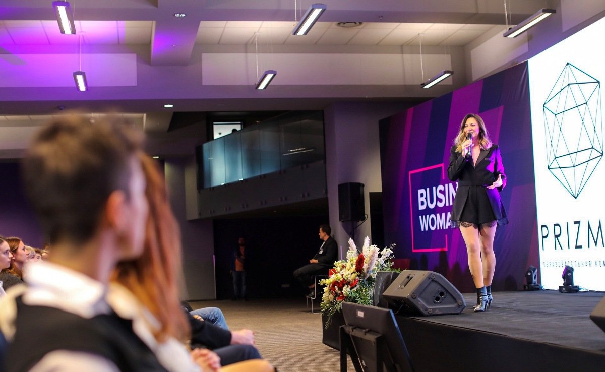 Лера Бородина открывала свои выступлением конференцию Лера Бородина открывала свои выступлением конференцию