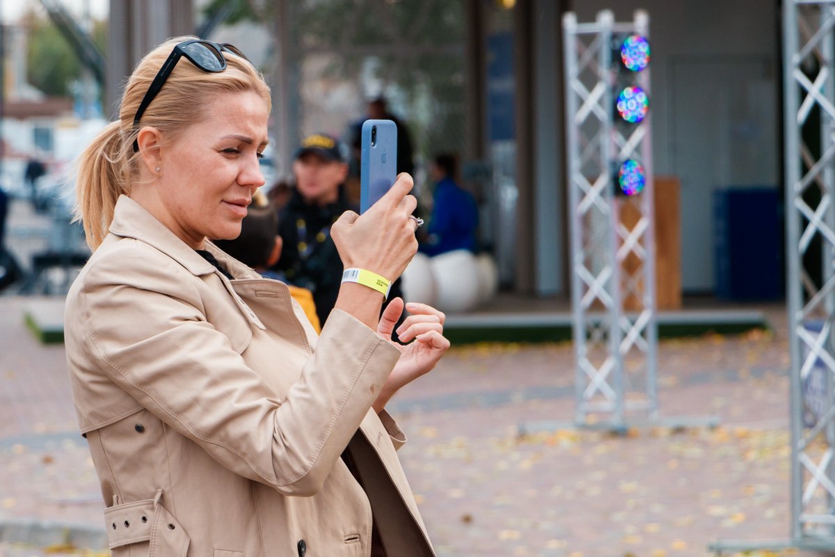 При этом то и дело отвлекаясь на фотокамеру При этом то и дело отвлекаясь на фотокамеру