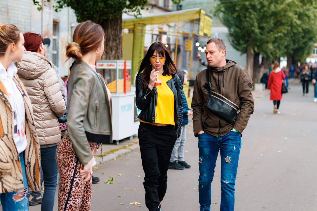 Интересно, о чем она задумалась? Интересно, о чем она задумалась?