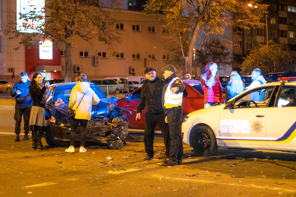 В Киеве на улице Маяковского столкнулись три автомобиля В Киеве на улице Маяковского столкнулись три автомобиля