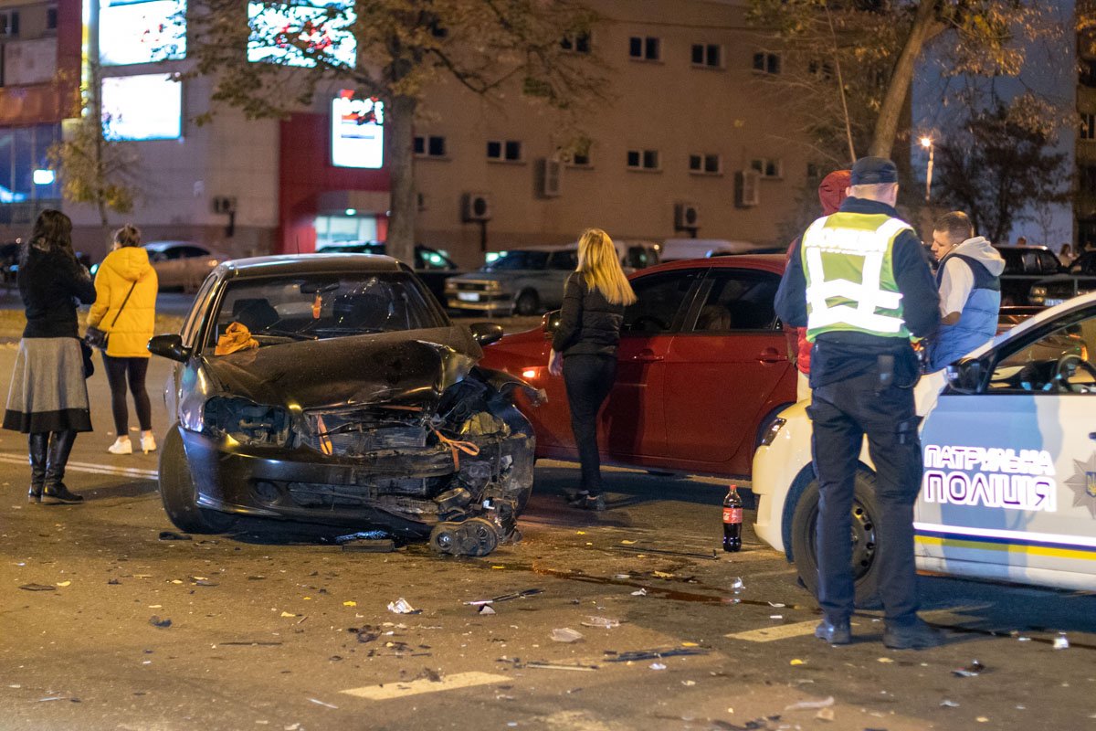 Geely попытался повернуть налево, не пропустил Hyundai и врезался в него Geely попытался повернуть налево, не пропустил Hyundai и врезался в него