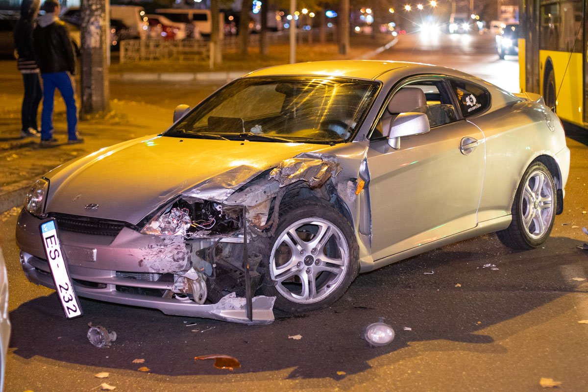 В результате у купе оказалось повреждено левое крыло В результате у купе оказалось повреждено левое крыло