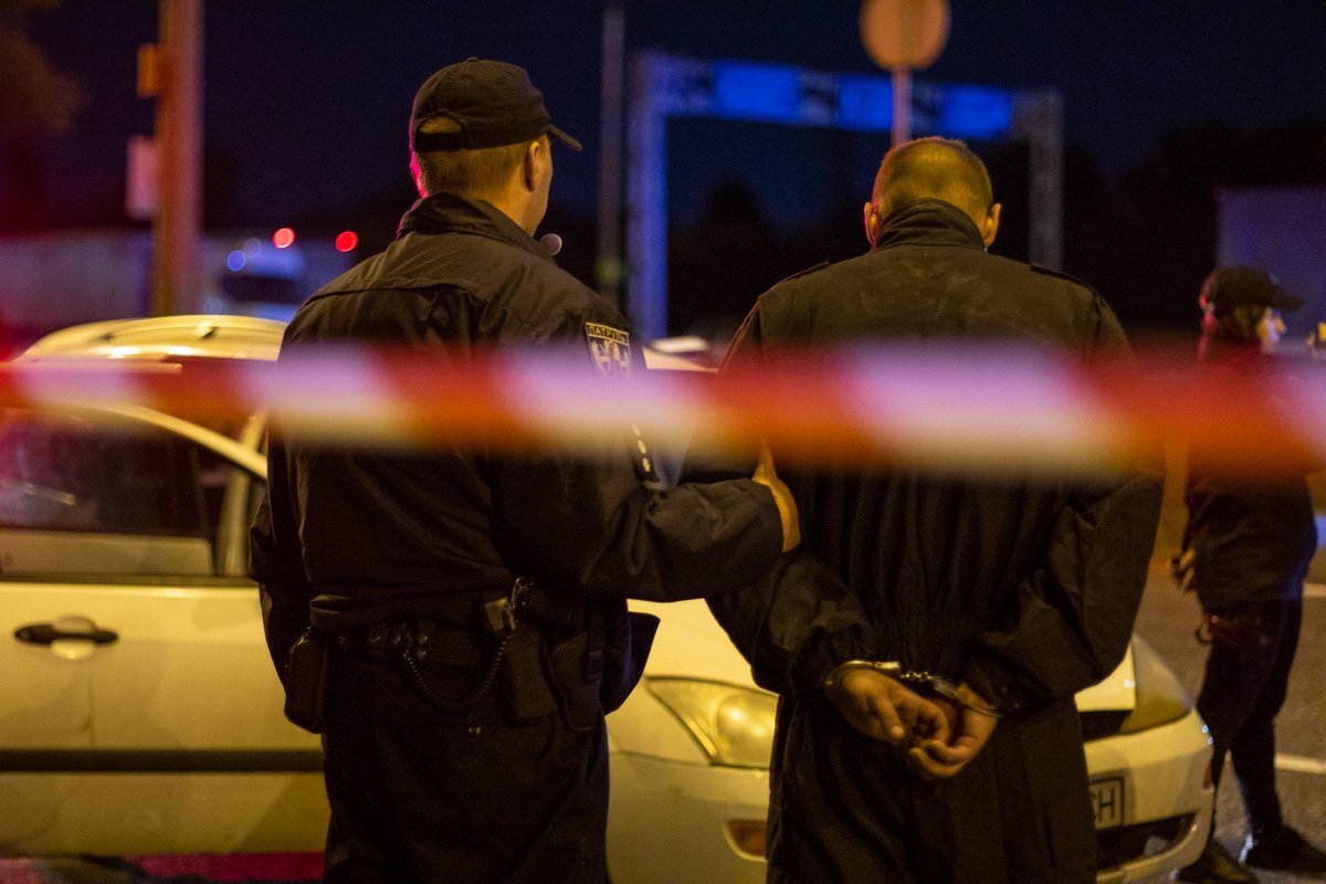 На месте работают следователи и взрывотехники