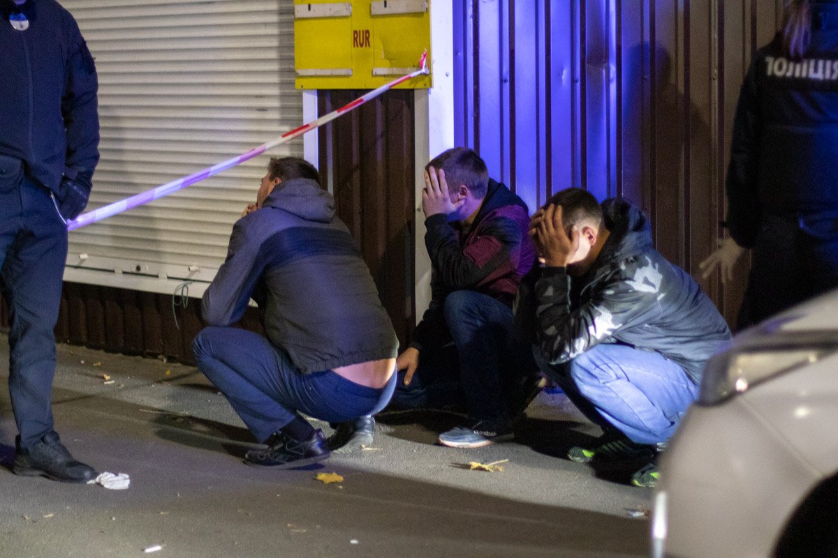 Всего на месте работают несколько патрульных экипажей