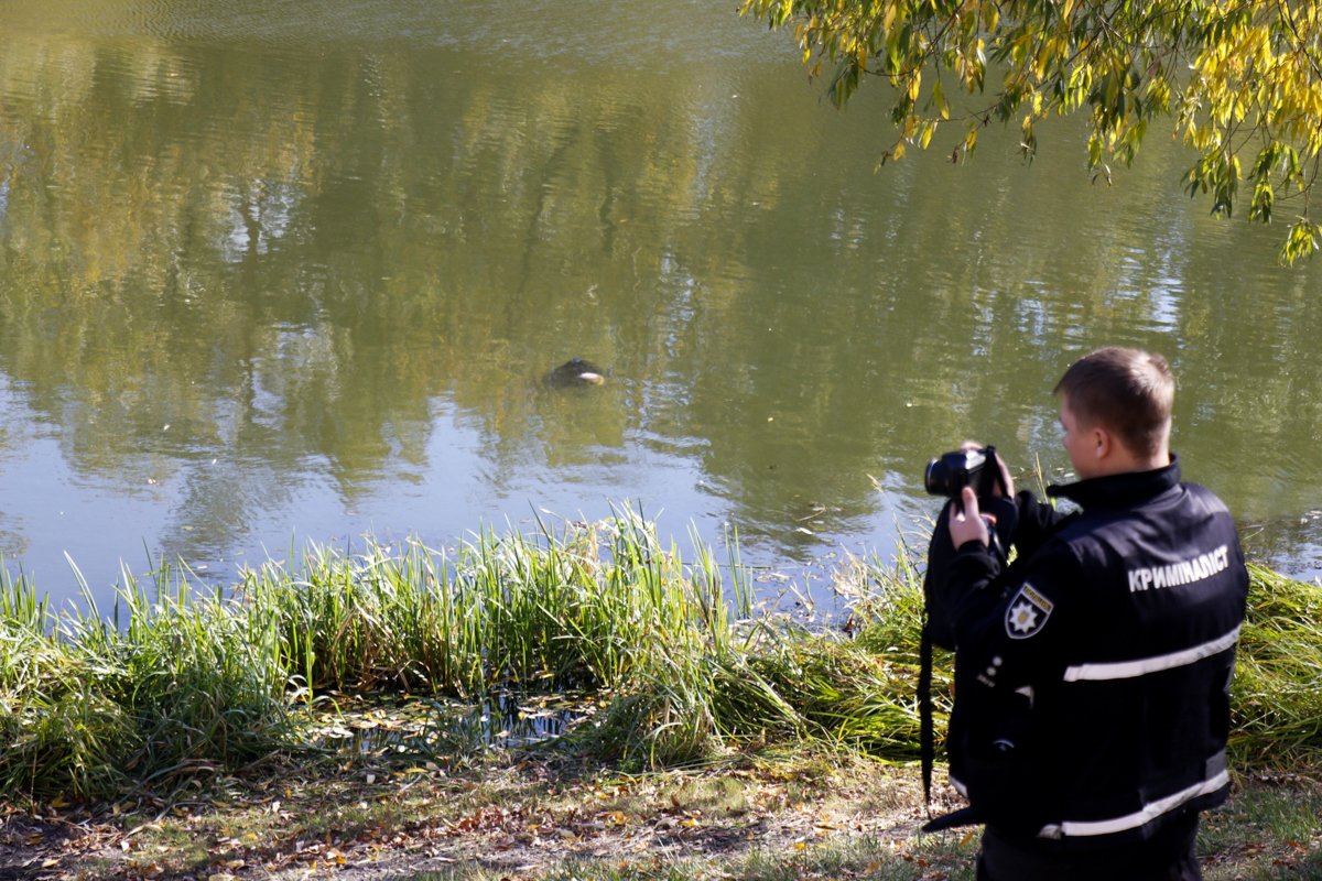 13 октября в Киеве на озере в парке «Победа» рыбаки заметили, что на поверхности воды находится что-то, похожее на тело человека