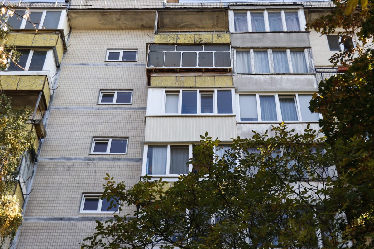 Пожилая женщина выпала с балкона восьмого этажа