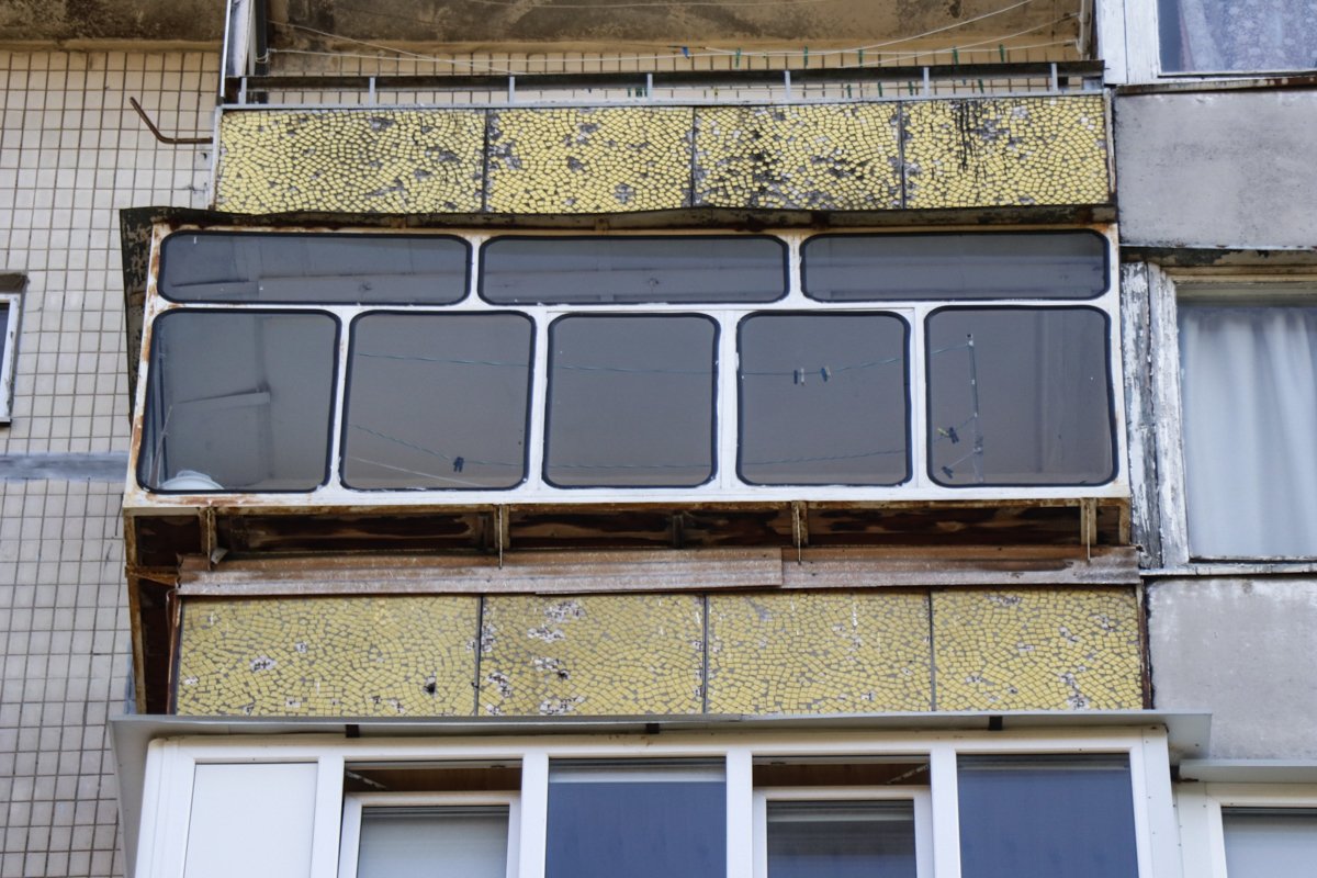 Соседки, которые были знакомы с бабушкой, стали предполагать, что она выбросилась сама