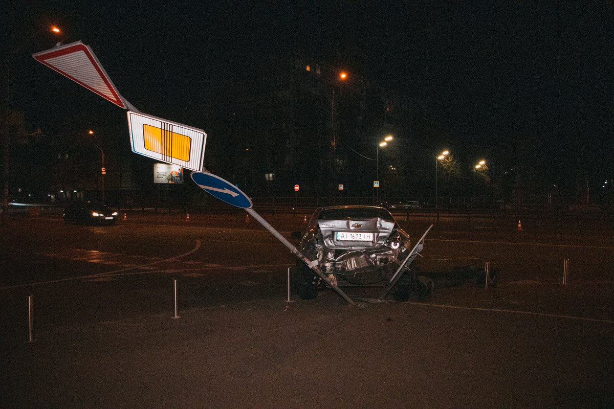 От удара автомобиль отбросило в дорожные знаки 