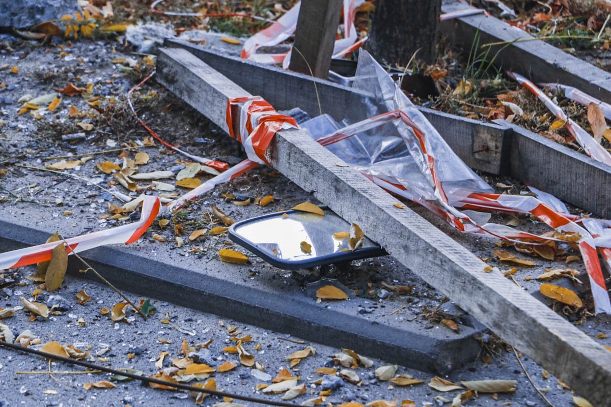 Из-за поваленного столба движение троллейбусов остановилось Из-за поваленного столба движение троллейбусов остановилось