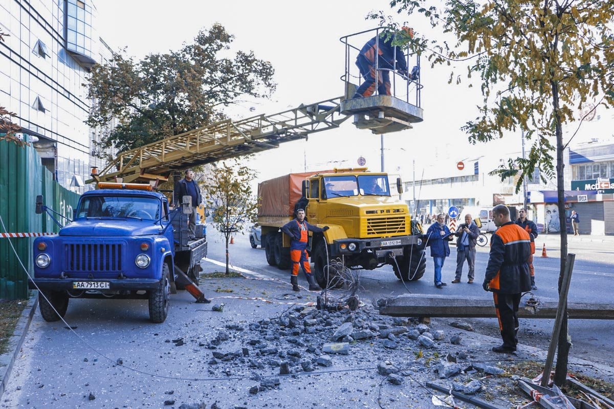 На месте работают коммунальные службы, которые восстанавливают контактную сеть электротранспорта На месте работают коммунальные службы, которые восстанавливают контактную сеть электротранспорта