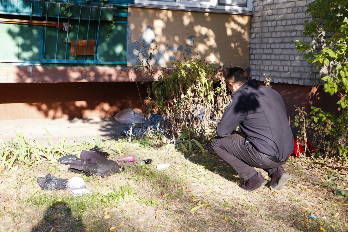 От трупа исходил неприятный запах, так как он начал разлагаться От трупа исходил неприятный запах, так как он начал разлагаться