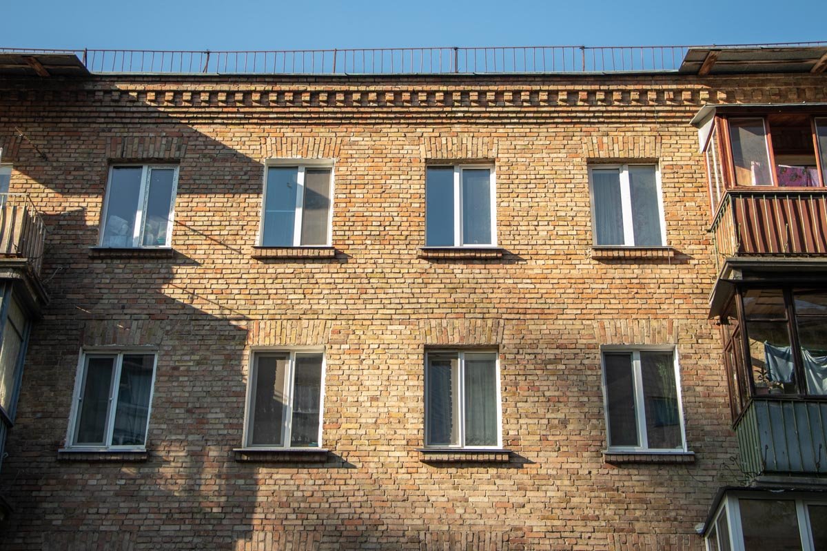 Предварительно, женщина выпала из окна четвертого этажа