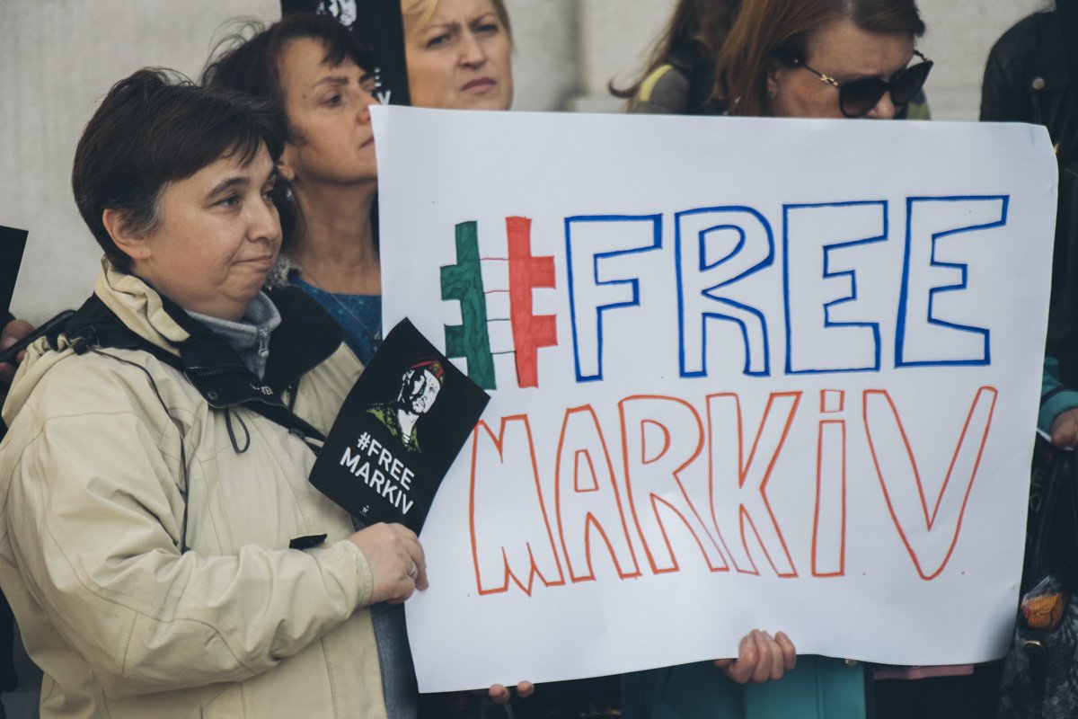 После митинга под зданием МИД марш направился к посольству Италии После митинга под зданием МИД марш направился к посольству Италии