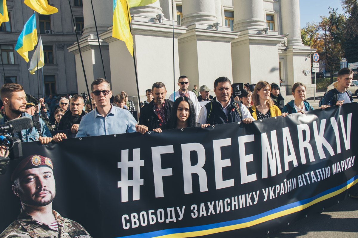 Во главе колонны шла жена Маркива Диана Во главе колонны шла жена Маркива Диана