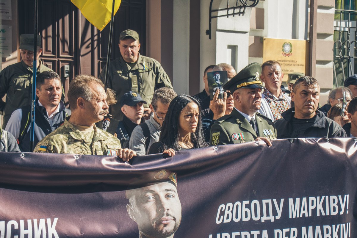 Диана Маркива под посольством Италии Диана Маркива под посольством Италии