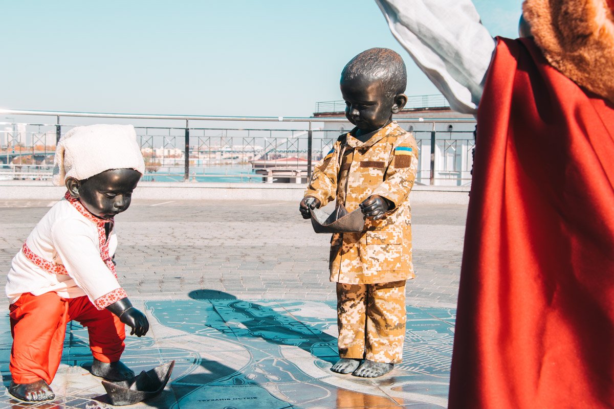 На момент, когда мы приехали, шапочка у малыша в военной форме уже пропала